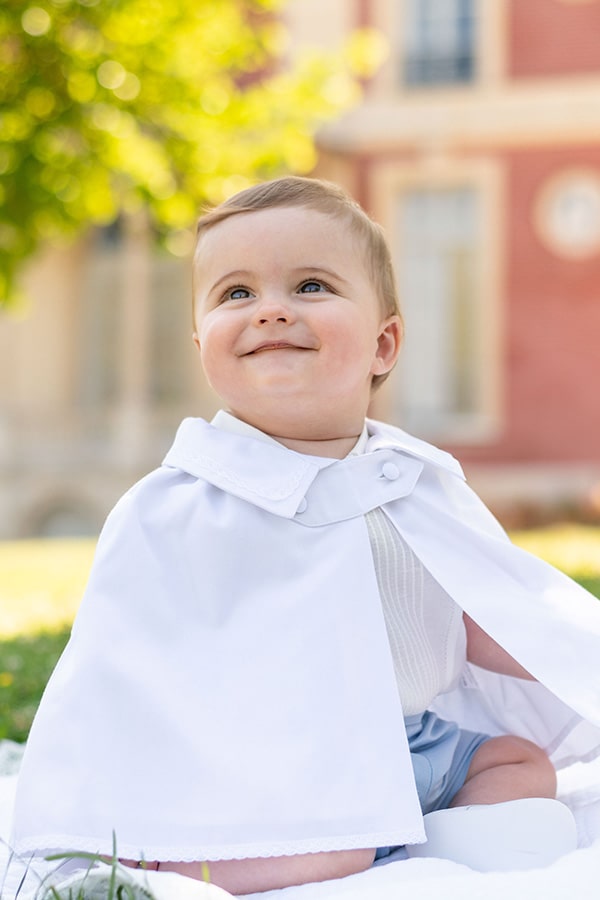 Cape de baptême bébé garçon Adrien en coton blanc et dentelle de coton.  Création française Fil de Légende. Cape de baptême portée par un bébé garçon.