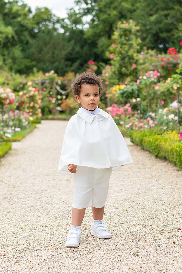 Cape de baptême bébé garçon Oscar en coton blanc cassé et galons de dentelle de coton. Création française Fil de Légende. Photo de la cape portée par un garçon de 3 ans.