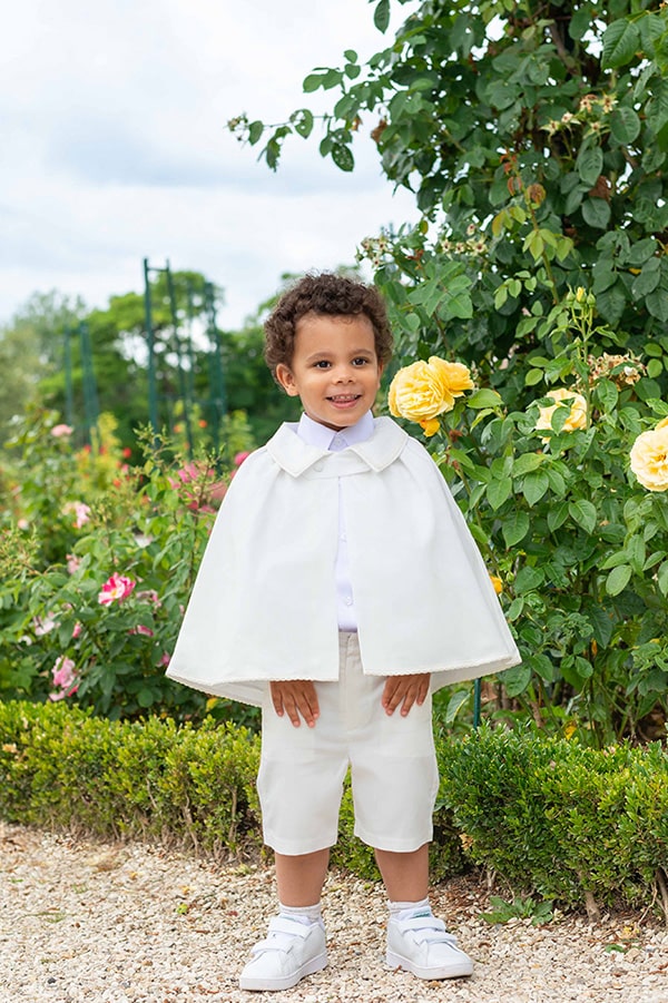 Cape de baptême bébé garçon Oscar en coton blanc cassé et galons de dentelle de coton. Création française Fil de Légende. Photo de la cape vue de devant.