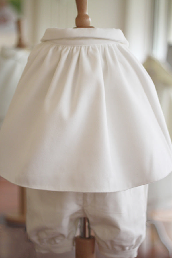 Cape de baptême bébé garçon Paul pour l'hiver en mouflon doublé polaire. Création française Fil de Légende.  Photo de la cape vue de dos.