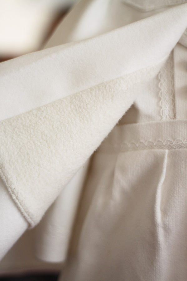 Cape de baptême bébé garçon Paul pour l'hiver en mouflon doublé polaire. Création française Fil de Légende.  Photo de l'intérieur de la cape.