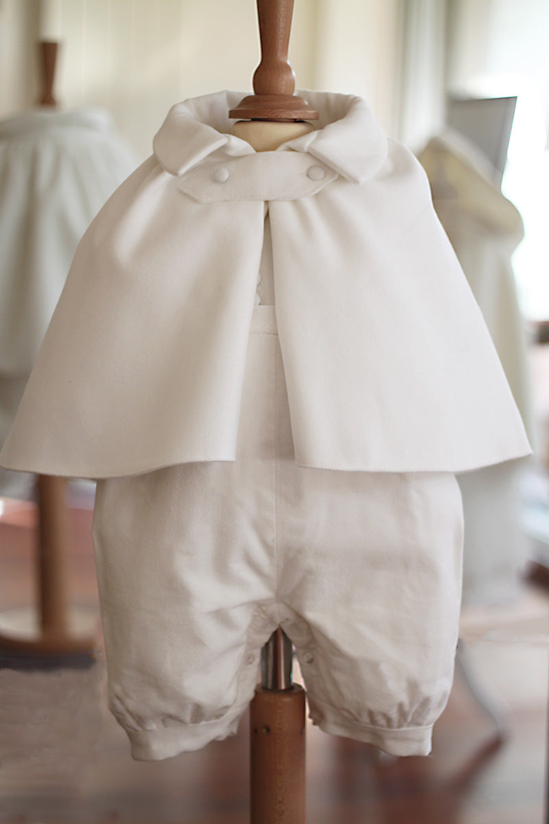 Cape de baptême bébé garçon Paul pour l'hiver en mouflon doublé polaire. Création française Fil de Légende. Disponible en ligne et en boutique à Paris, Neuilly-sur-Seine.