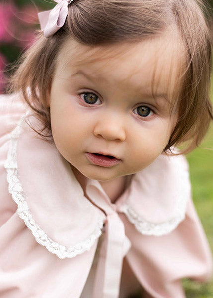 Pince cheveux noeud en gros grain de couleur vieux rose. Parfait pour sublimer une coiffure de petite fille à l'occasion d'une cérémonie. Photo de la barrette portée par un bébé fille.