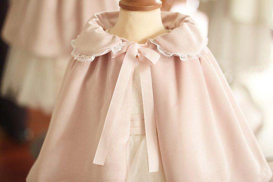 Cape de cérémonie fille en velours rose pâle et dentelle de Calais. A porter avec une robe de cérémonie fille. Création française Fil de Légende. Photo du noeud à nouer.