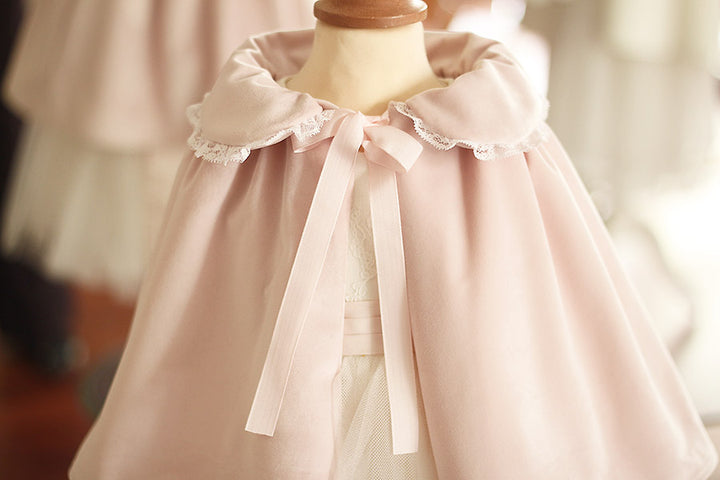 Cape de cérémonie fille en velours rose pâle et dentelle de Calais. A porter avec une robe de cérémonie fille. Création française Fil de Légende. Photo du noeud à nouer.