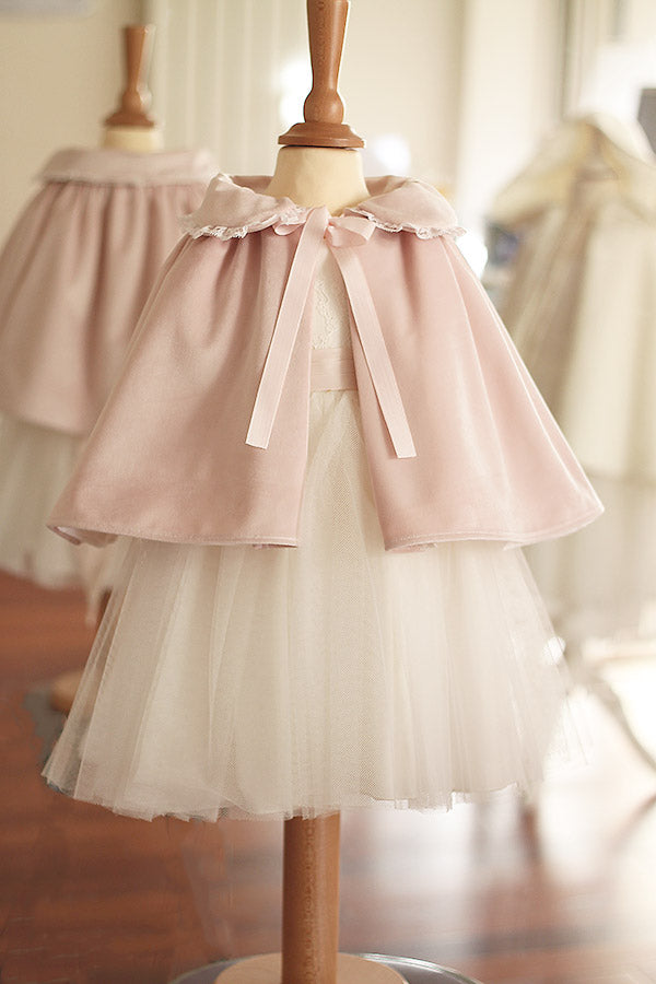 Cape de cérémonie fille en velours rose pâle et dentelle de Calais. A porter avec une robe de cérémonie fille. Création française Fil de Légende. Disponible en ligne et en boutique à Paris, Neuilly-sur-Seine.