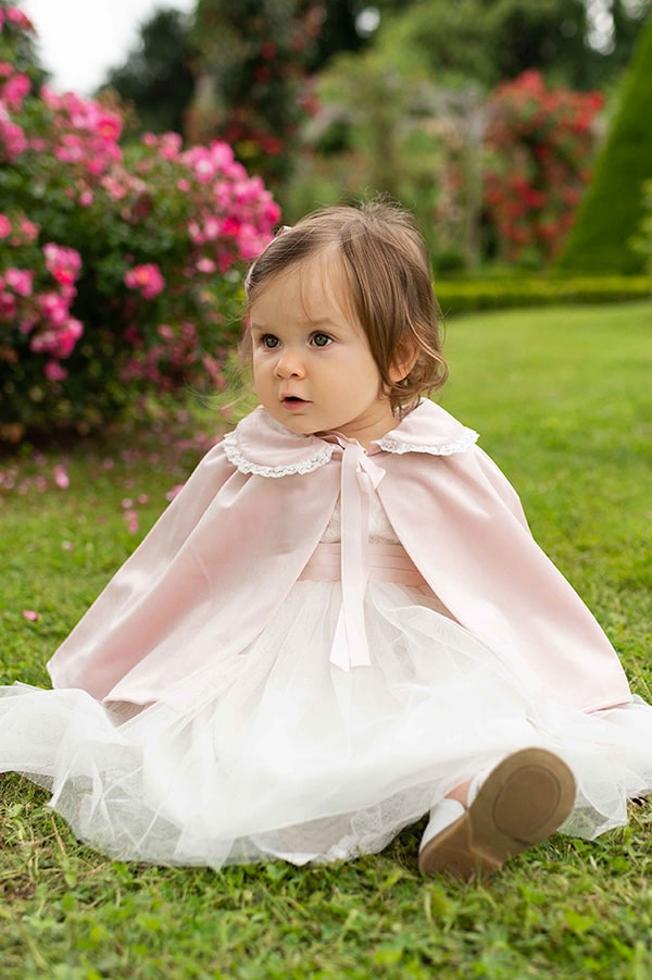 Cape de cérémonie fille en velours rose pâle et dentelle de Calais. A porter avec une robe de cérémonie fille. Création française Fil de Légende. Photo de la cape portée par un bébé fille.