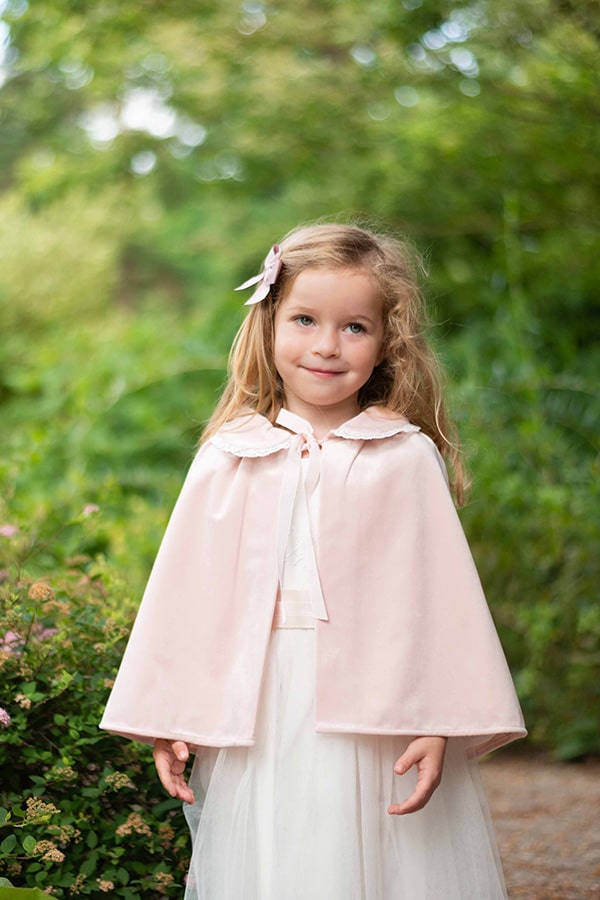Cape de cérémonie fille en velours rose pâle et dentelle de Calais. A porter avec une robe de cérémonie fille. Création française Fil de Légende. Photo rapprochée de la cape.