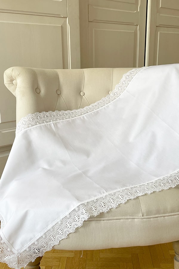 Châle de baptême bébé en coton blanc bordé d'un large galon de dentelle de coton. Boutique vêtements baptême Fil de Légende à Paris, Neuilly-sur-Seine.