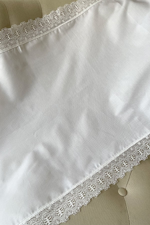 Châle de baptême bébé en coton blanc bordé d'un large galon de dentelle de coton. Photo du coton blanc.