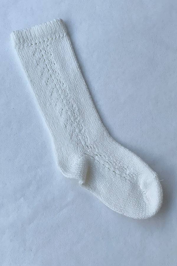 Chaussettes hautes bébé en coton chaud blanc cassé. A porter avec une barboteuse au printemps ou à l'automne - Vue sur une chaussettes
