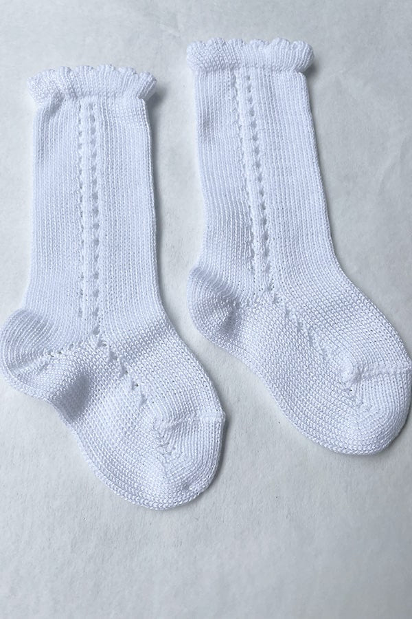 Chaussettes hautes bébé ajourées en coton blanc. A porter avec une barboteuse bébé - Fil de Légende Paris, Neuilly-sur-Seine