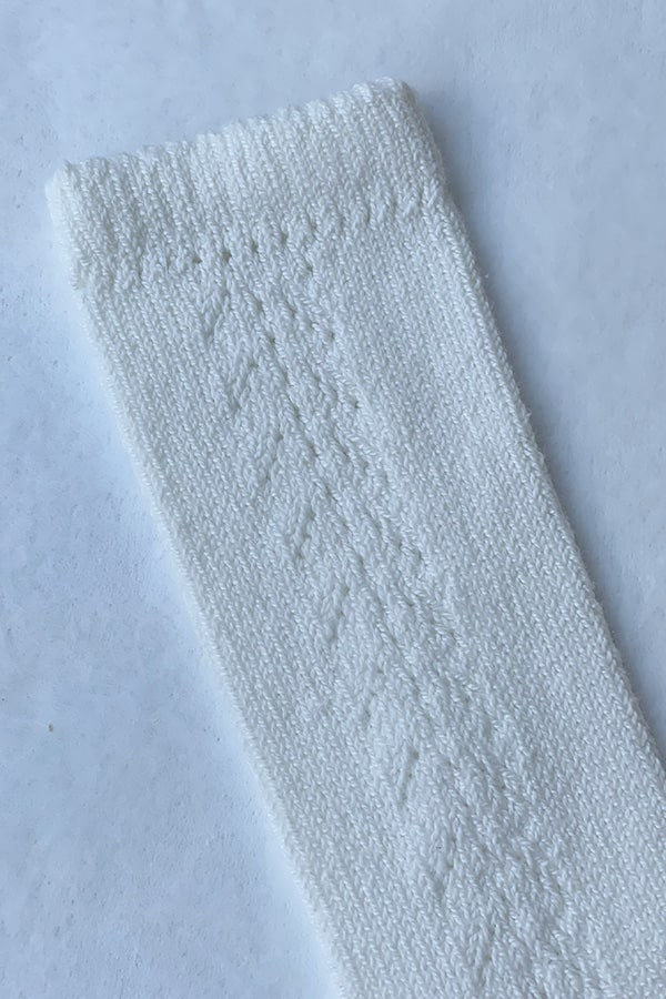 Chaussettes hautes bébé en coton chaud blanc cassé. A porter avec une barboteuse au printemps ou à l'automne - Vue détaillée