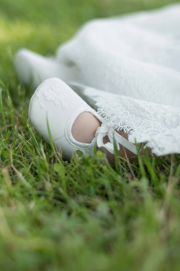 Chaussons ballerines bébé fille en tulle brodé ivoire pour cérémonie ou baptême. Vue des chaussons portés sur bébé.