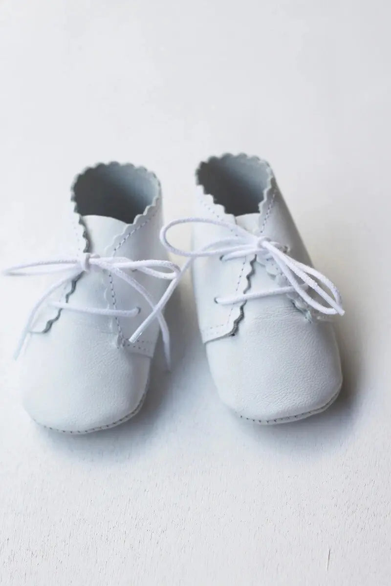 Chaussons montants bébé fille ou garçon en cuir souple blanc. Idéal pour baptême. Boutique Fil de Légende à Paris, Neuilly-sur-Seine.