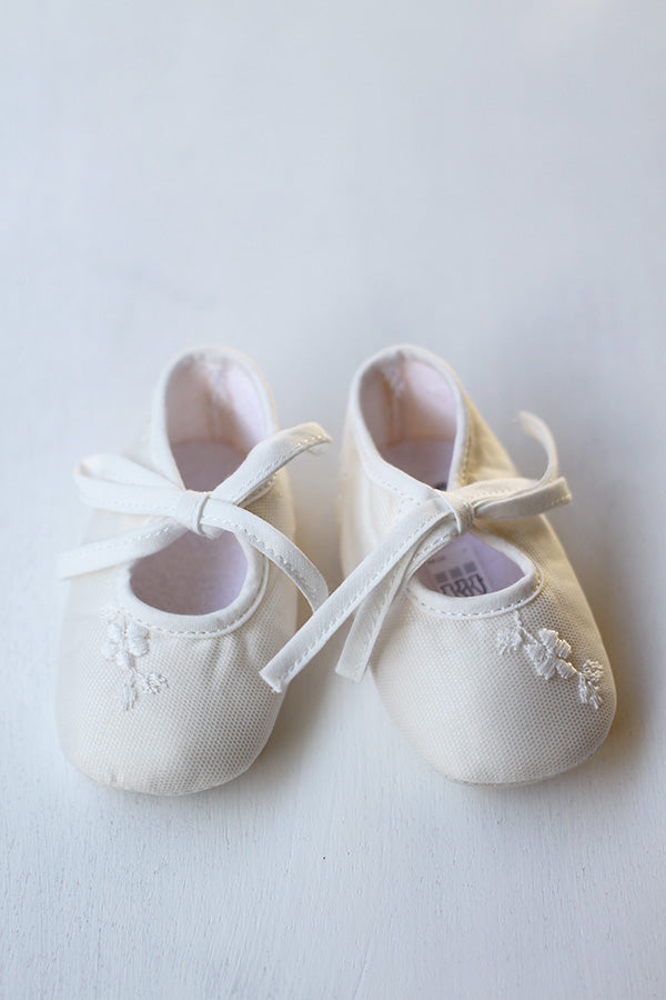 Chaussons ballerines bébé fille en tulle brodé ivoire pour cérémonie ou baptême. Magasin Fil de Légende Paris, Neuilly-sur-Seine.
