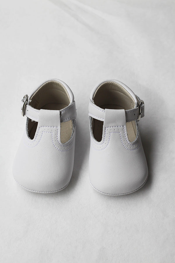 Chaussons baptême cérémonie bébé fille ou garçon pour l'été. Chaussons en cuir blanc avec une ouverture à boucle. Magasin Fil de Légende Paris, Neuilly-sur-Seine.