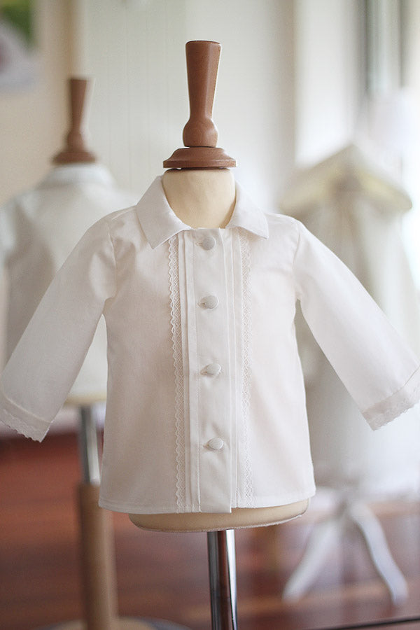Chemise cérémonie bébé garçon Oscar en popeline de coton blanc cassé et dentelle de coton. Création française Fil de Légende. Disponible en ligne et en boutique à Paris, Neuilly-sur-Seine.