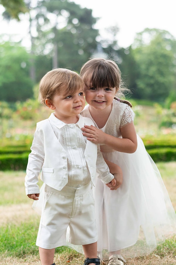Chemise cérémonie bébé garçon Oscar en popeline de coton blanc cassé et dentelle de coton. Création française Fil de Légende. Photo de la chemise portée par un bébé garçon.