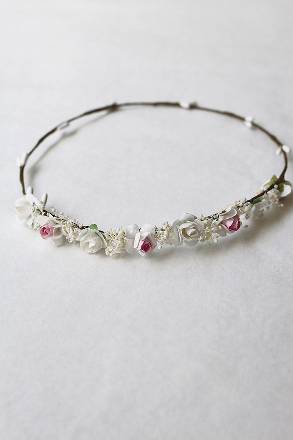 Couronne de fleurs artificielles blanches et roses à porter avec une robe de cérémonie pour enfant. Parfait pour sublimer une coiffure de petite fille. Boutique Fil de Légende à Paris, Neuilly-sur-Seine.
