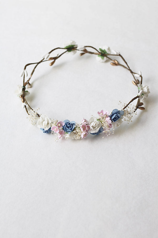 Couronne de fleurs artificielles blanches, bleues et roses pour petites filles à porter avec une robe de cérémonie pour enfants. Parfait pour sublimer une coiffure. Boutique Fil de Légende à Paris, Neuilly-sur-Seine.
