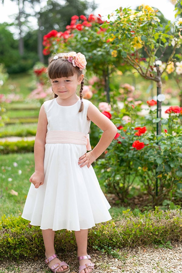 Couronne de fleurs artificielles avec fleurs roses et jaune pâle à porter avec une robe de cérémonie pour enfants. Parfait pour sublimer une coiffure de petite fille. Photo de la couronne vue de côté.