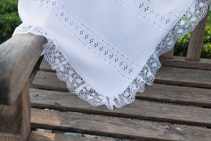 Couverture tricotée pour bébé en coton ajouré, bordée d'un large galon de dentelle de coton. Idéal pour baptême. Photo de la dentelle.