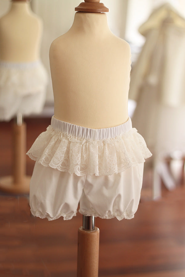 Culotte bouffante en coton et volants en dentelle pour bébé fille. Boutique Fil de Légende à Paris, Neuilly-sur-Seine.