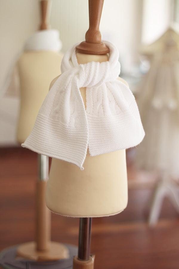 Ensemble bonnet plus écharpe pour bébé en maille blanche. Idéal pour baptême. Photo de l'écharpe.