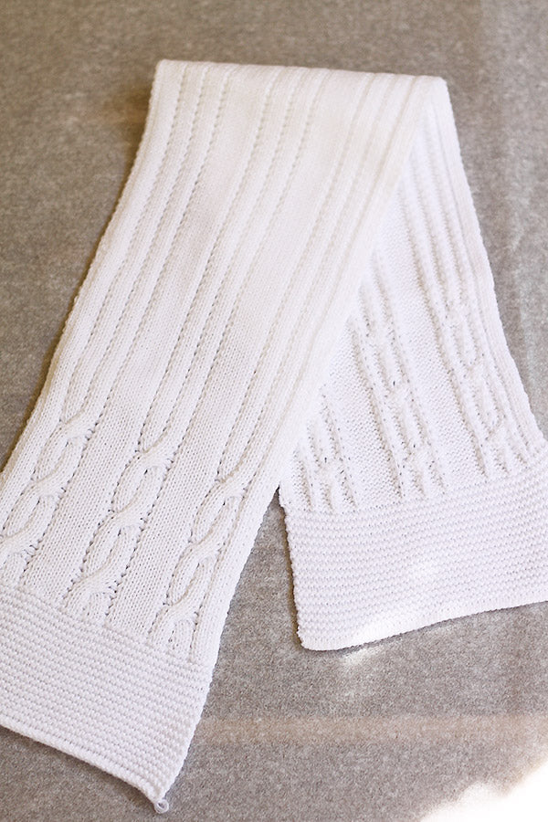 Ensemble bonnet plus écharpe pour bébé en maille blanche. Idéal pour baptême. Gros plan de l'écharpe.