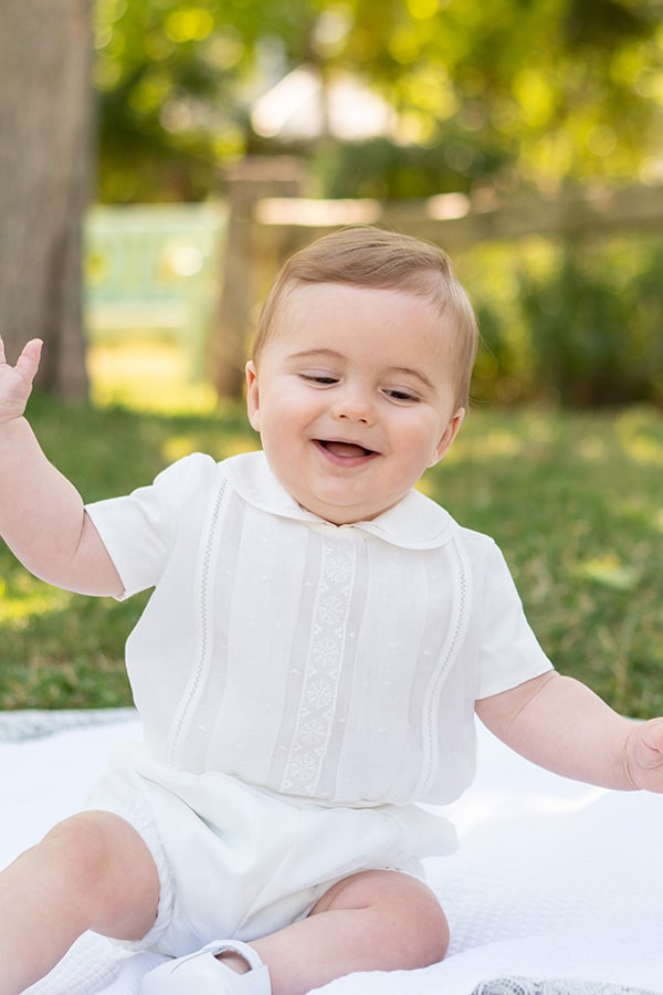 Ensemble cérémonie baptême bébé garçon avec corsage manches courtes et bloomer blanc. Modèle Anatole par Fil de Légende. Photo de l'ensemble porté par un bébé garçon.