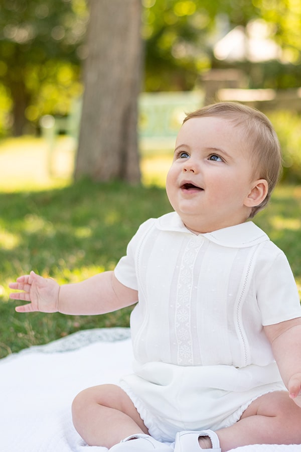 Ensemble cérémonie baptême bébé garçon avec corsage manches courtes et bloomer blanc. Modèle Anatole par Fil de Légende. Photo du bloomer.