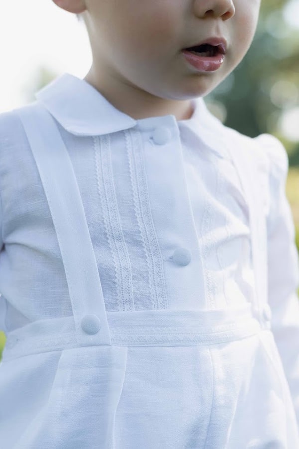 Ensemble baptême bébé garçon Alexandre avec chemise et salopette en lin blanc et dentelle de coton. Création française Fil de Légende. Photo des détails du corsage.