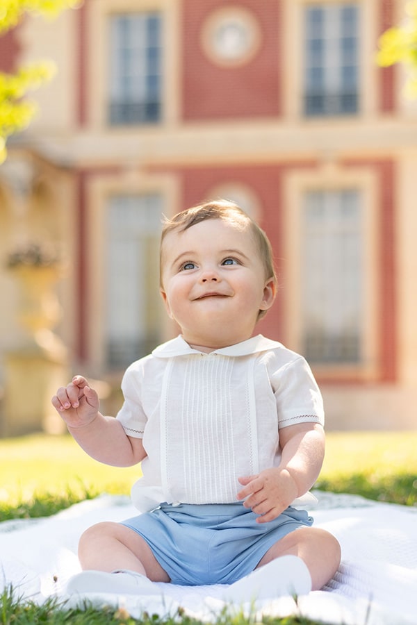 Ensemble cérémonie bébé garçon avec chemise de cérémonie manches courtes blanches et short bleu ciel. Modèle Clément, Fil de Légende. Photo de l'ensemble cérémonie bébé porté par un bébé garçon.