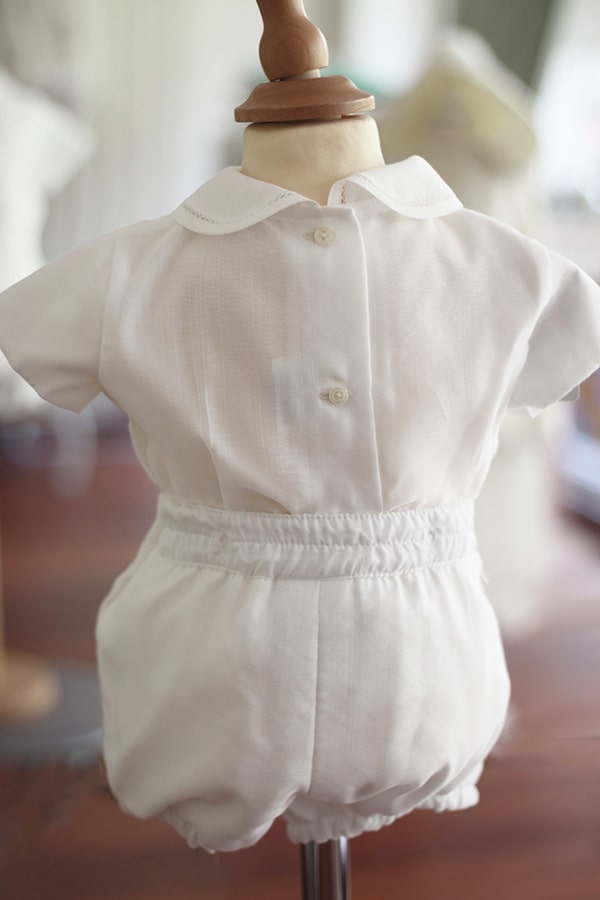 Ensemble cérémonie baptême bébé garçon avec corsage manches courtes et bloomer blanc. Modèle Anatole par Fil de Légende. Photo du dos de l'ensemble.