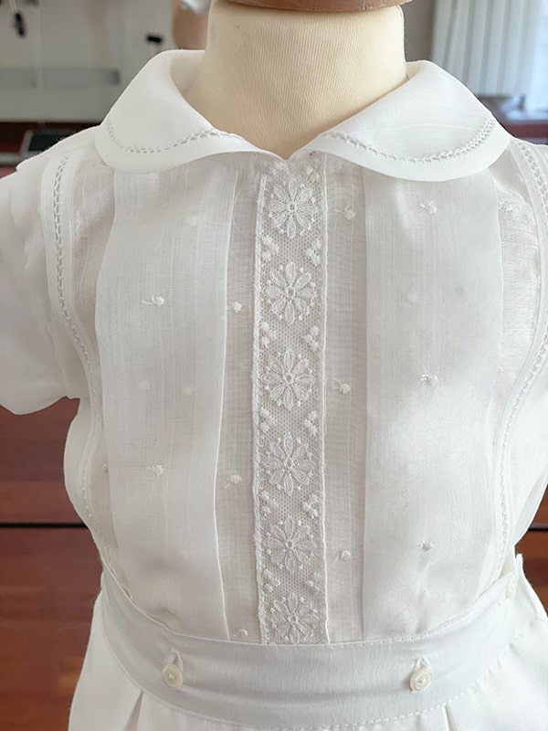 Ensemble cérémonie baptême bébé garçon avec corsage manches courtes et bloomer blanc. Modèle Anatole par Fil de Légende. Photo de la dentelle.
