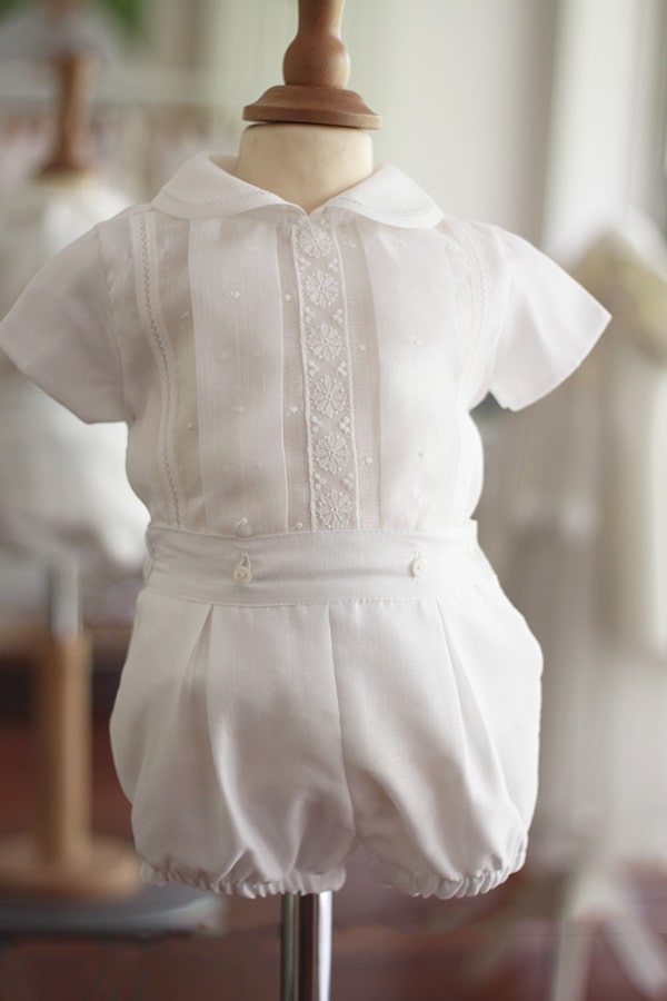 Ensemble cérémonie baptême bébé garçon avec corsage manches courtes et bloomer blanc. Modèle Anatole par Fil de Légende. Disponible en ligne et en boutique à Paris, Neuilly-sur-Seine.