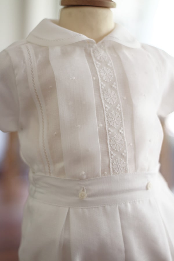 Ensemble cérémonie baptême bébé garçon avec corsage manches courtes et bloomer blanc. Modèle Anatole par Fil de Légende. Photo du corsage.