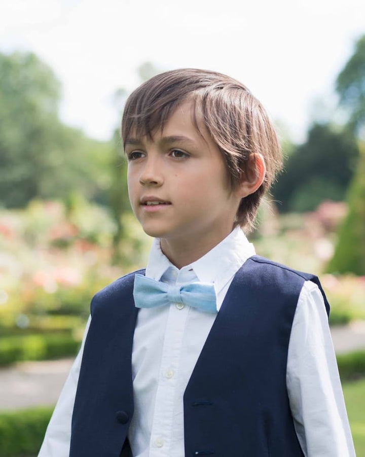 Gilet de cérémonie pour petits garçons en coton bleu marine. Gros plan du gilet de cérémonie.