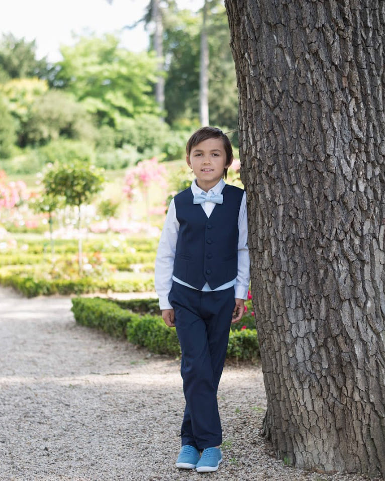 Gilet de cérémonie pour petits garçons en coton bleu marine. Photo du gilet porté avec un pantalon bleu marine.