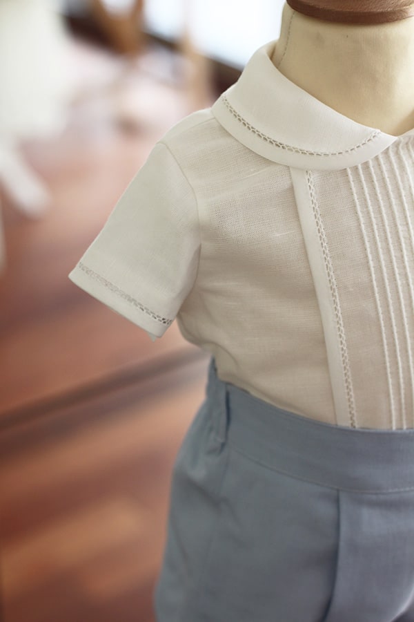 Ensemble cérémonie bébé garçon avec chemise de cérémonie manches courtes blanches et short bleu ciel. Modèle Clément, Fil de Légende. Photo des manches.