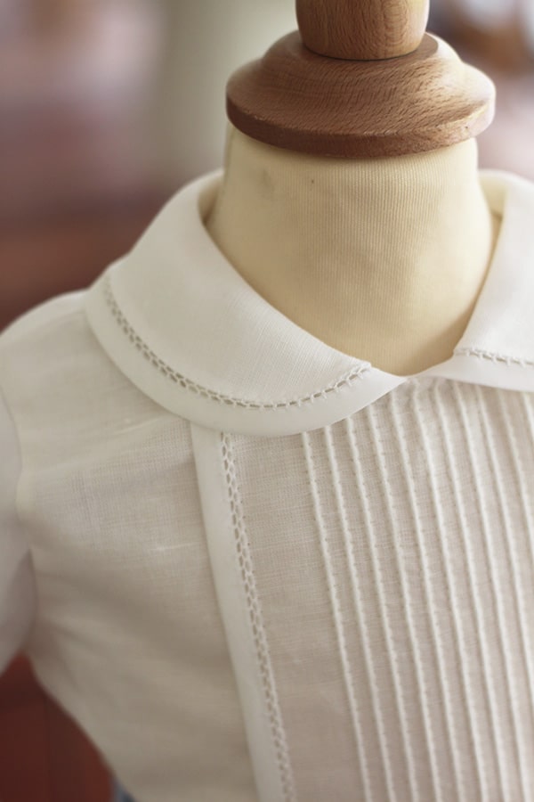 Ensemble cérémonie bébé garçon avec chemise de cérémonie manches courtes blanches et short bleu ciel. Modèle Clément, Fil de Légende. Photo du col.