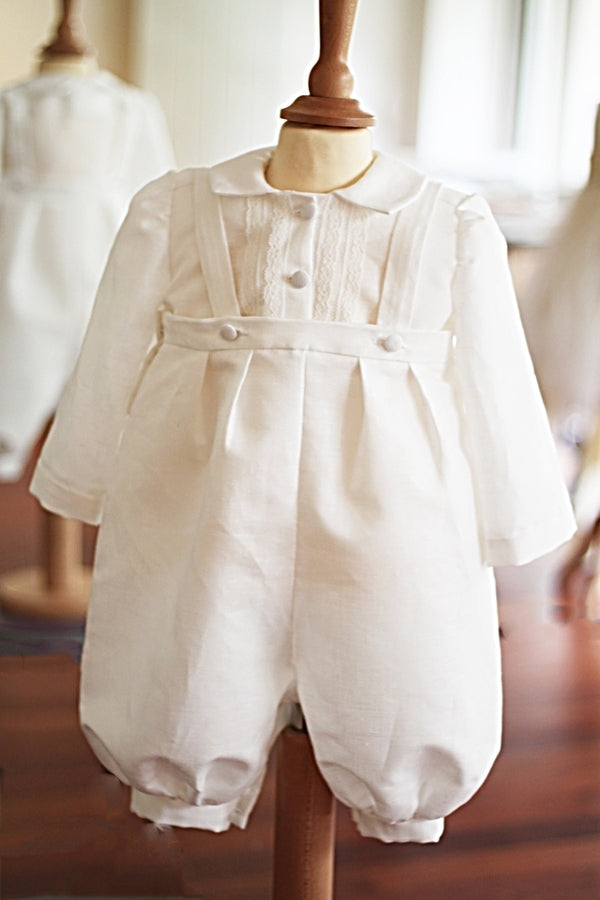 Ensemble baptême bébé garçon Alexandre avec chemise et salopette en lin blanc et dentelle de coton. Création française Fil de Légende. Disponible en ligne et en boutique à Paris, Neuilly-sur-Seine. 
