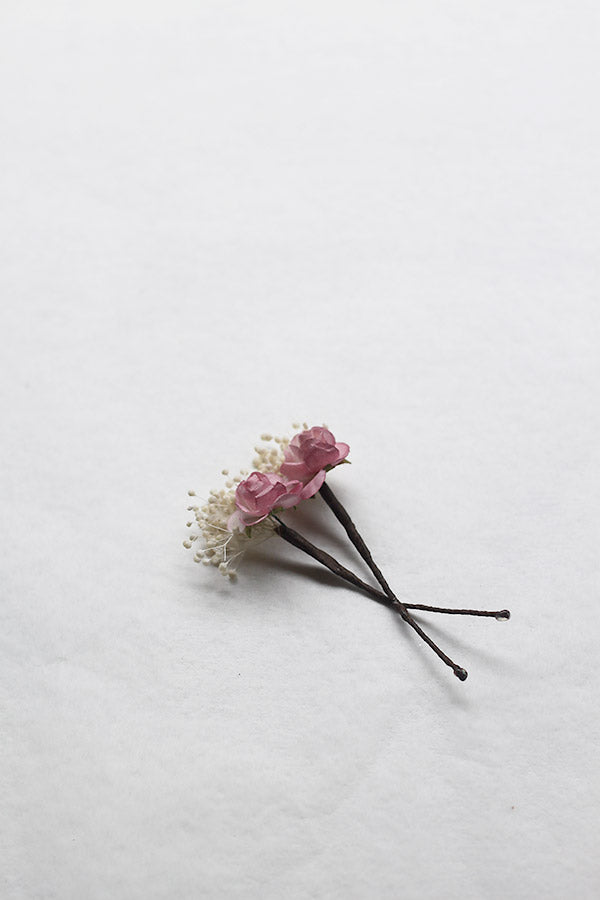 Fleurs roses et blanches artificielles à piquer dans une coiffure de petite fille. Parfait pour sublimer la coiffure d'un enfant à l'occasion d'une cérémonie. Boutique Fil de Légende à Paris, Neuilly-sur-Seine.