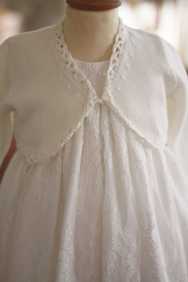 Gilet cérémonie bébé fille en laine blanche avec bordure fait main en crochet. Modèle Kathia. Photo rapprochée du gilet.