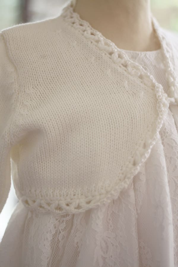 Gilet cérémonie bébé fille en laine blanche avec bordure fait main en crochet. Modèle Kathia. Photo des bordures du gilet.