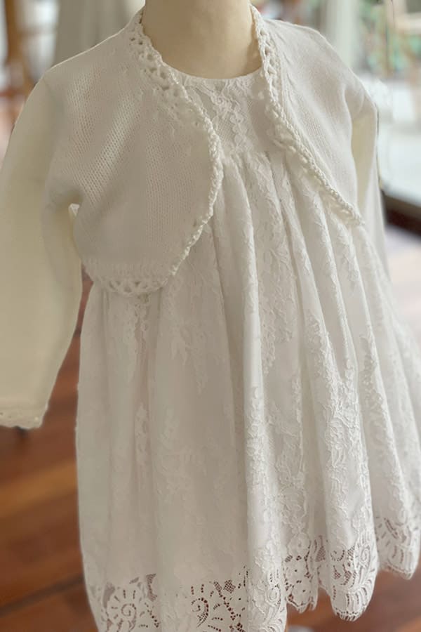 Gilet cérémonie bébé fille en laine blanche avec bordure fait main en crochet. Modèle Kathia. Photo du gilet ouvert.