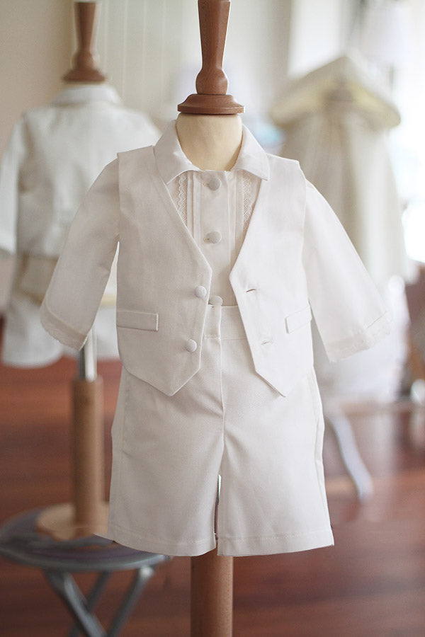 Gilet de cérémonie bébé garçon Oscar en coton blanc cassé. Création française Fil de Légende. Disponible en ligne et en boutique à Paris, Neuilly-sur-Seine.