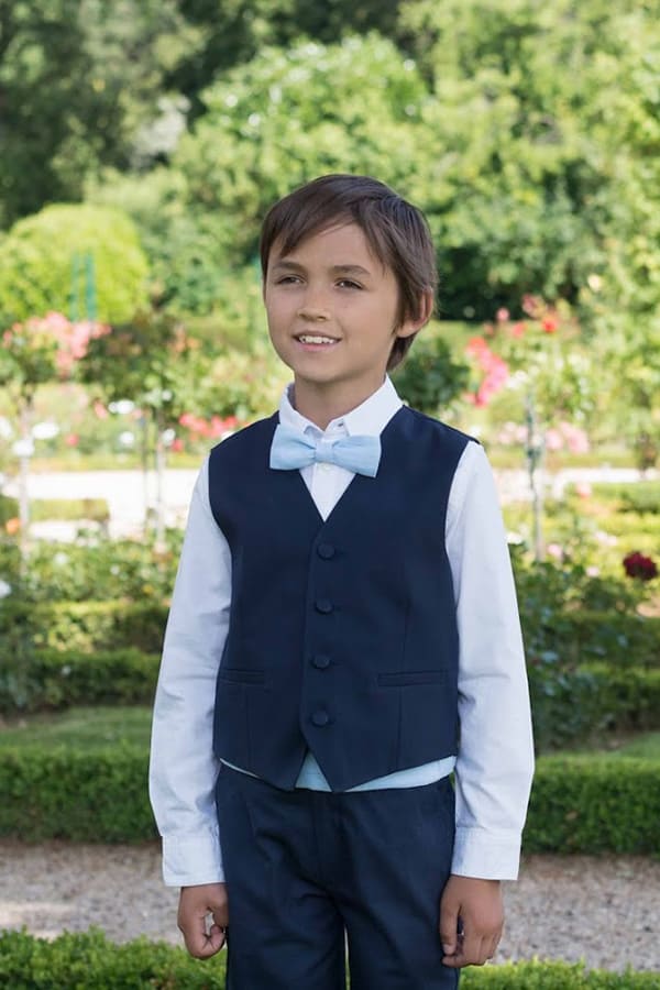 Gilet de cérémonie pour petit garçon en coton bleu marine. Magasin vêtements de cérémonie pour enfants Fil de Légende. Boutique à Paris, Neuilly-sur-Seine.