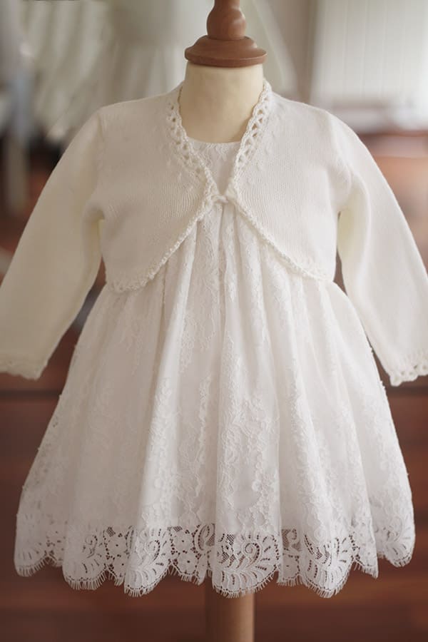 Gilet cérémonie bébé fille en laine blanche avec bordure fait main en crochet. Modèle Kathia. Boutique Fil de Légende vêtements cérémonie enfants à Paris, Neuilly-sur-Seine.
